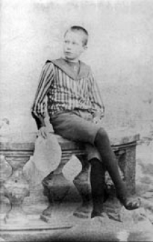 Beeld> Arie (Ay) Tol, jeugdvriend van Theo Thijssen, op ongeveer 12-jarige leeftijd. (Coll. A. Kempers-Tol.)