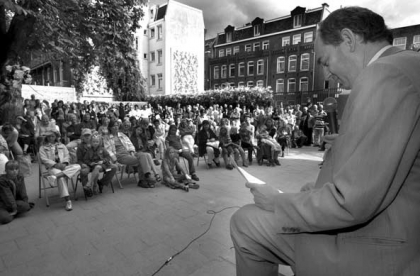 Job Cohen vertelt over zijn (betrekkelijke) kledingleed. (Foto Gerlinde de Geus)