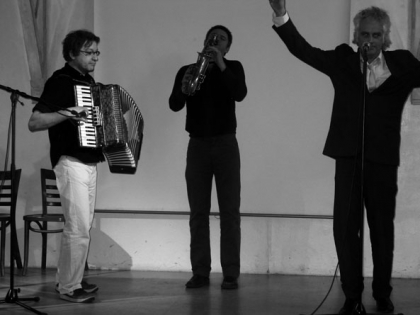 Accordeonist Rob van Zandvoort begeleidt het Zwembadpaslied, gezongen door Jan Eilander